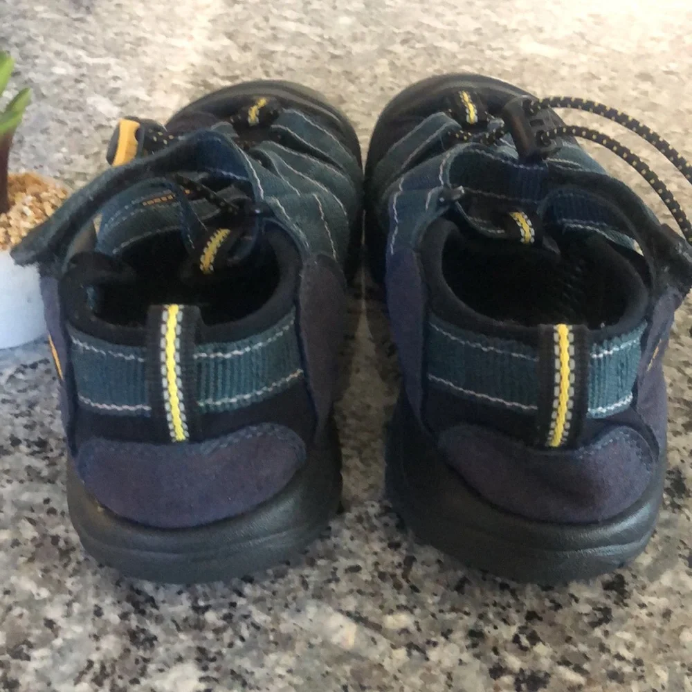 KEEN Kids Teal WATERPROOF ToeCovered SANDALS 8.5” long